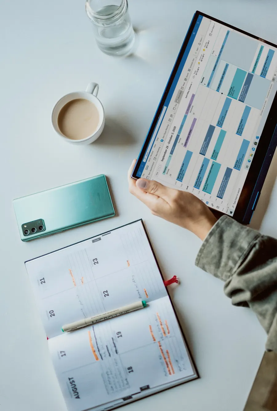 Agenda de rendez-vous en ligne sur une tablette, à côté d'un téléphone