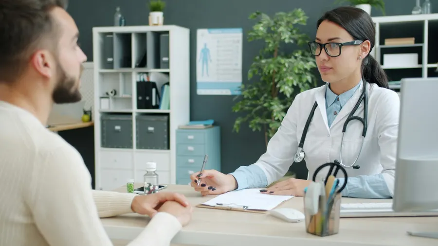 Médecin écoutant un patient lors d'une consultation au cabinet