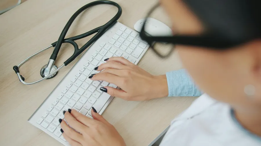 Médecin à son bureau