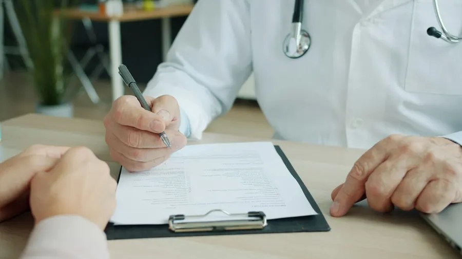 Médecin à son bureau