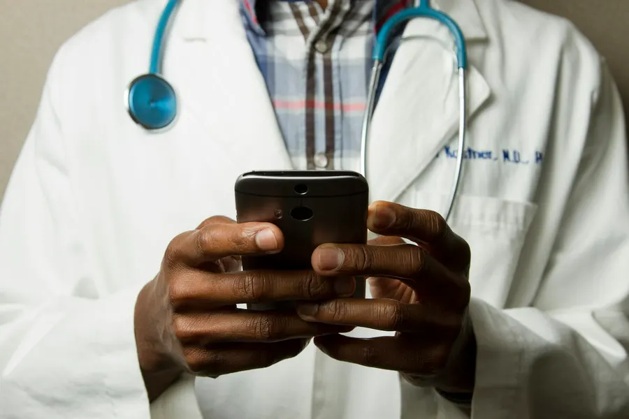 Médecin à son bureau