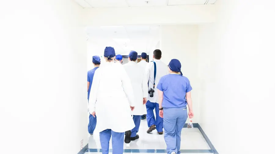 Équipe de médecins et de soignants dans le couloir d'un centre de soins
