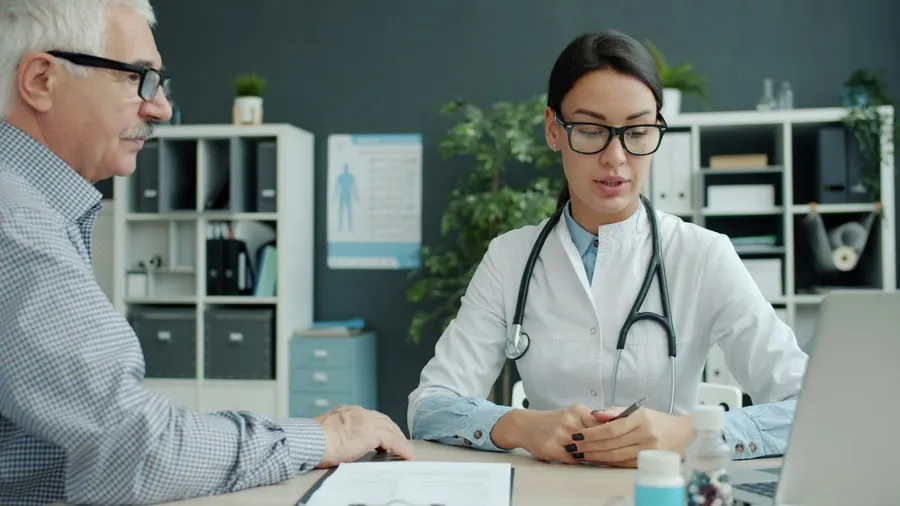 Médecin recevant un patient âgé en consultation