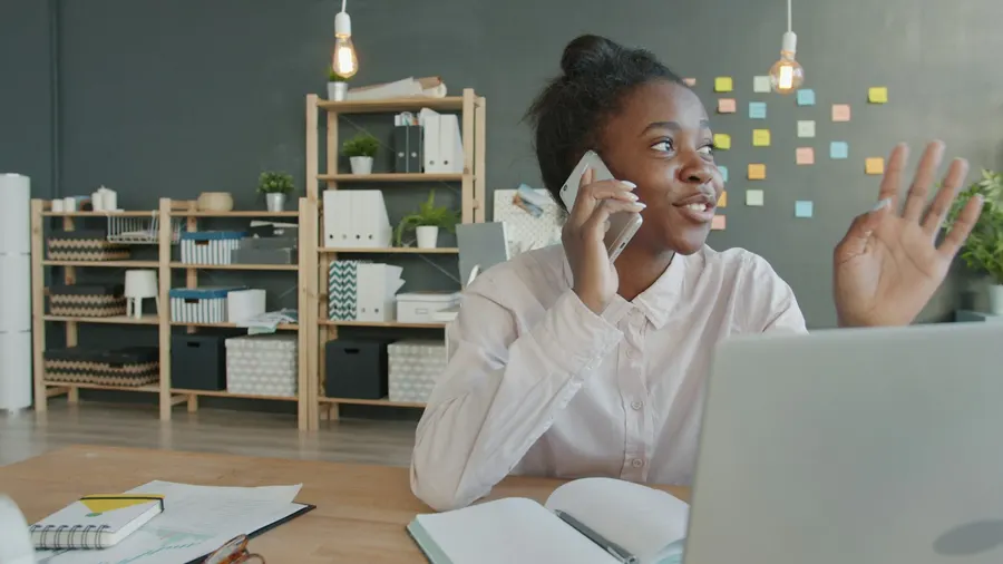 Secrétaire au téléphone avec un patient