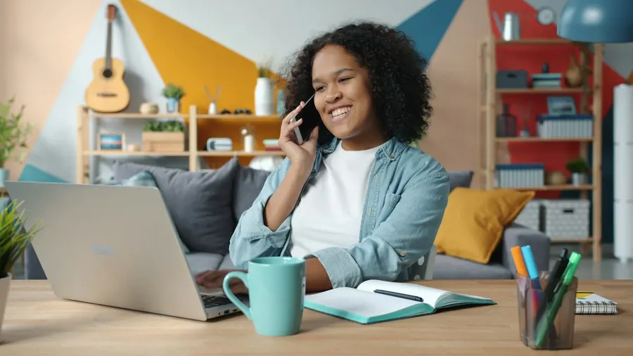 Secrétaire au téléphone avec un patient
