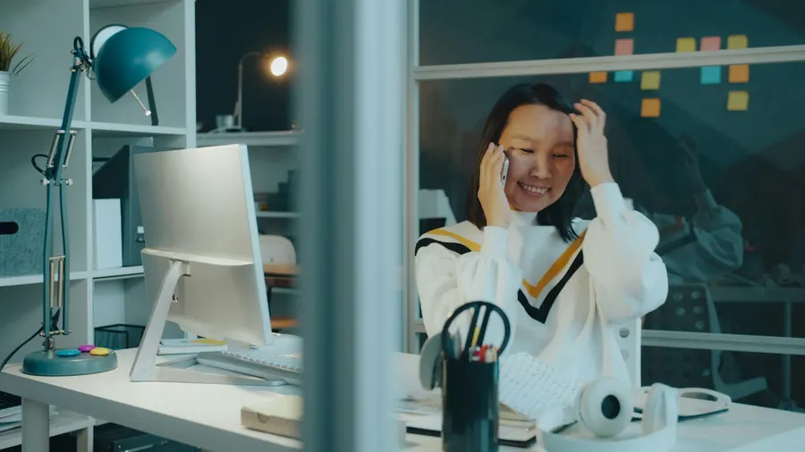 Secrétaire au téléphone avec un patient